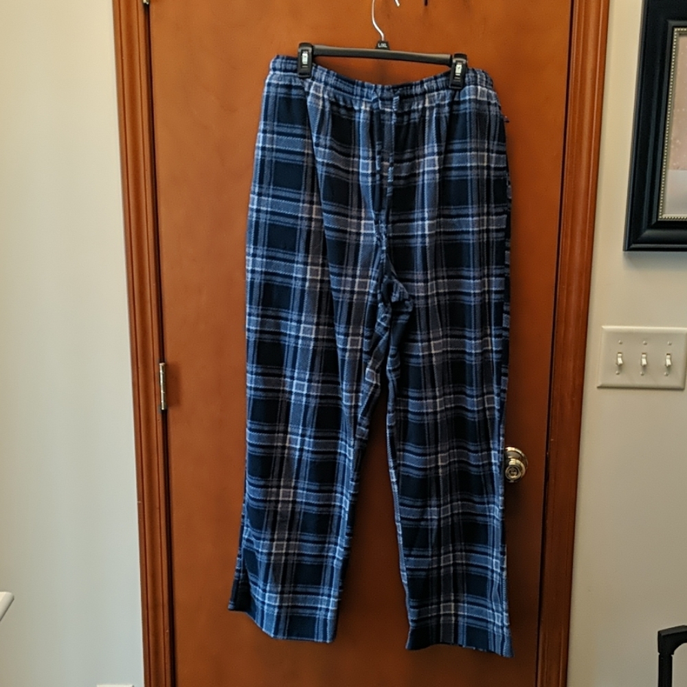 Fleece pj bottoms w/ pockets.